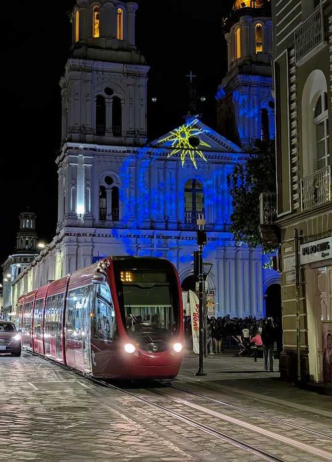 Tranvía de Cuenca frente a la iglesia de Santo Domingo iluminada de noche