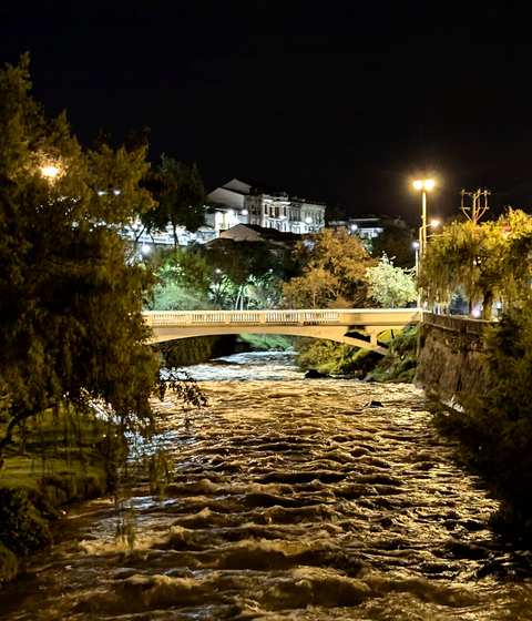 Puente de El Vado sobre el río Tomebamba, de noche
